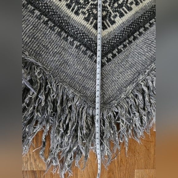 Vintage Wool Puncho by Lady Ann Knits Made  in Canada - Picture 6 of 9